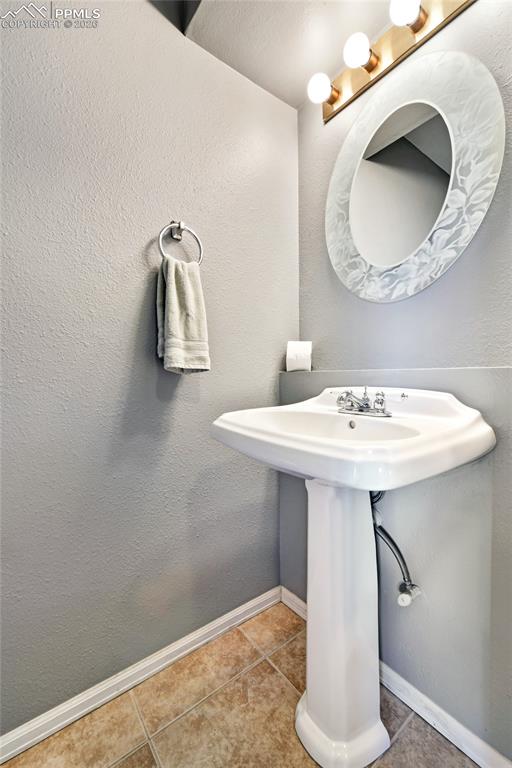 Image 24 of 27: Bathroom