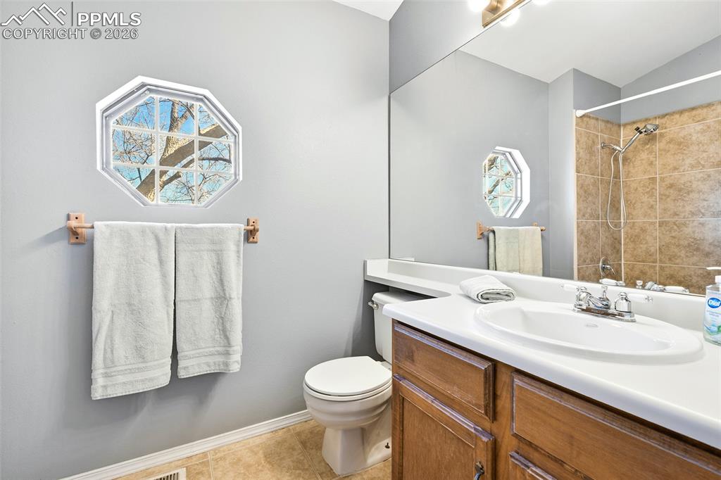 Image 25 of 27: Bathroom