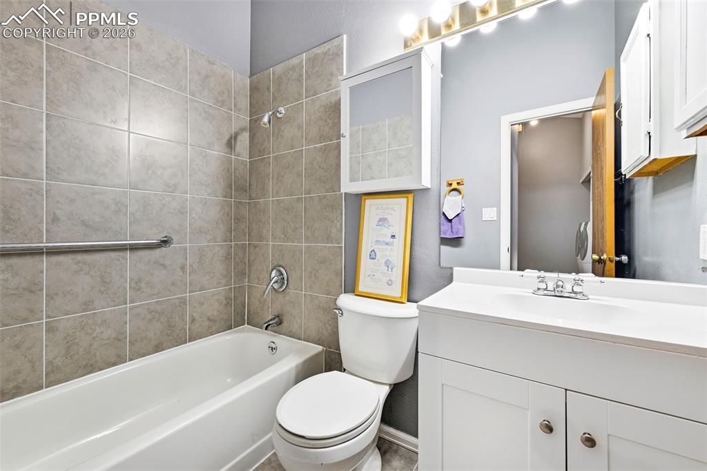 Image 26 of 27: Bathroom