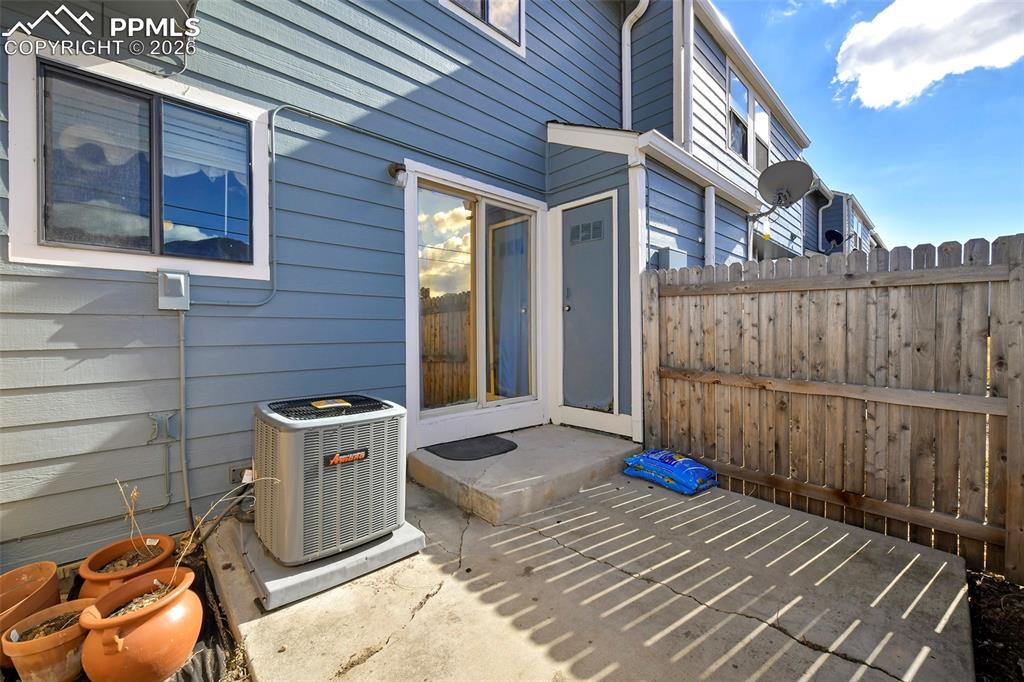 Image 6 of 27: Entry