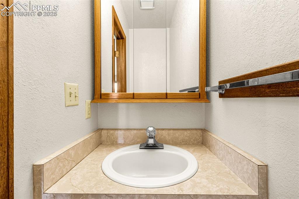 Image 11 of 25: Bathroom