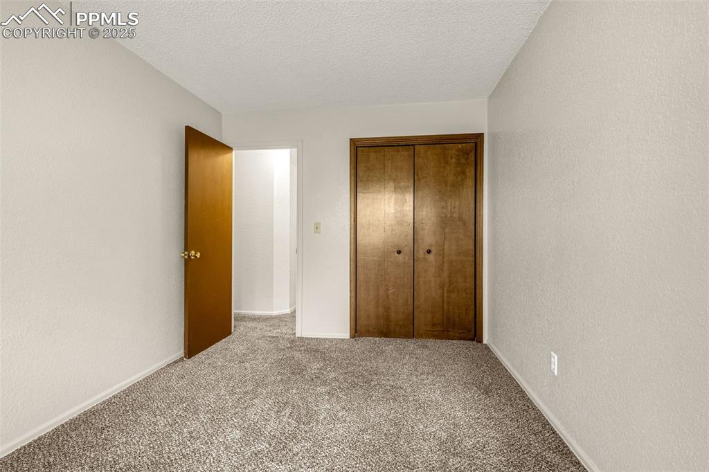 Image 18 of 25: Bedroom