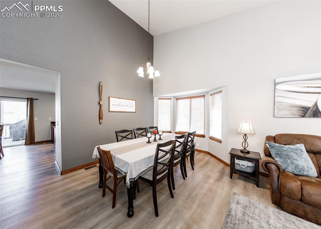 Image 10 of 50: Dining Area