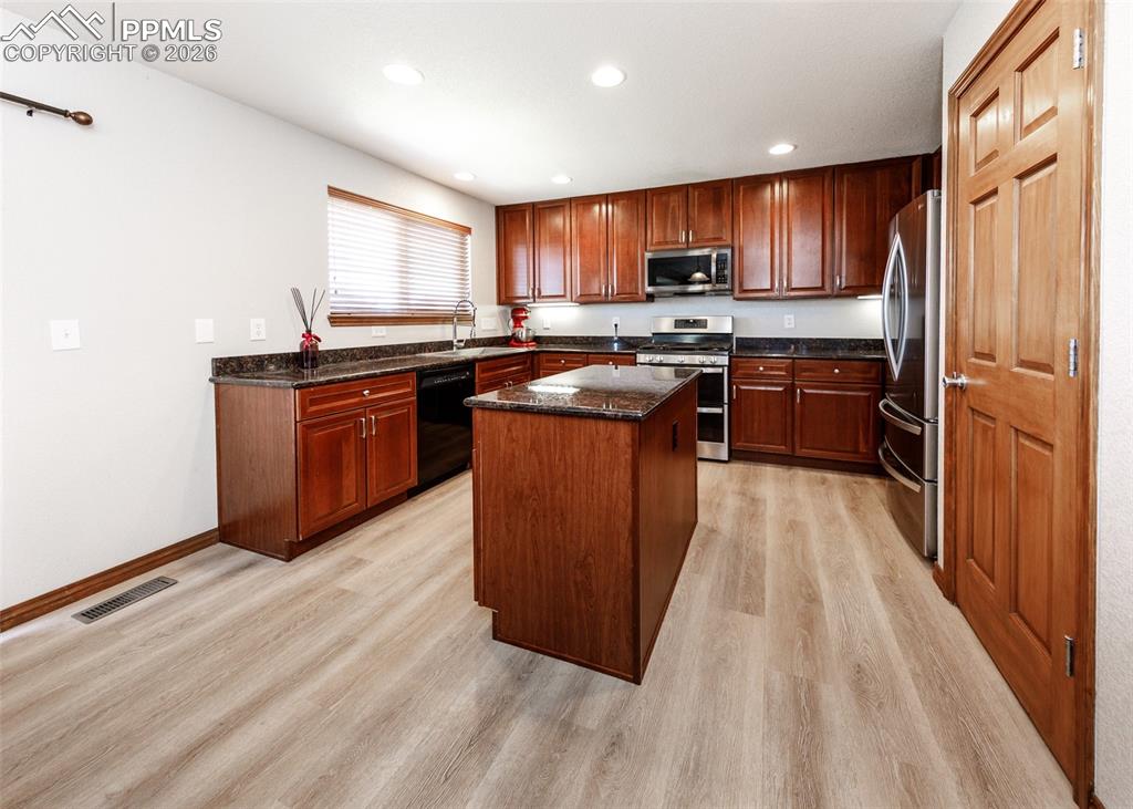 Image 11 of 50: Kitchen