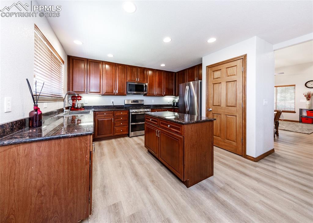 Image 12 of 50: Kitchen