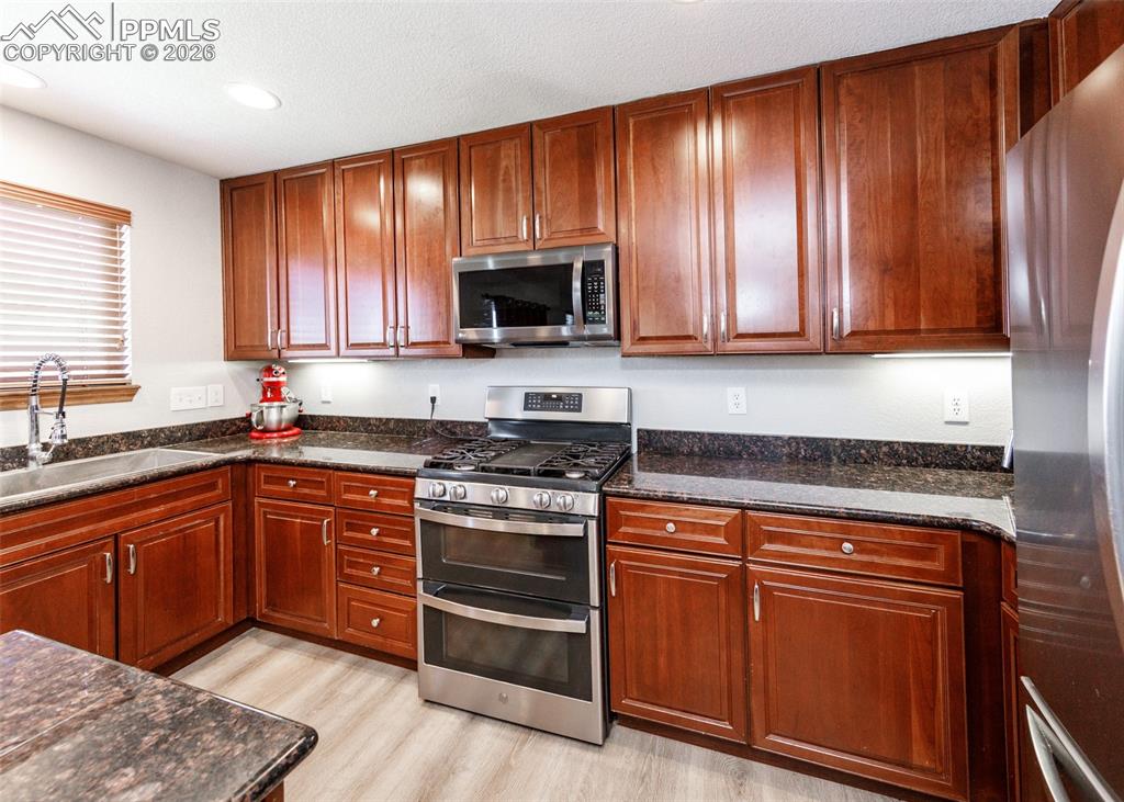 Image 13 of 50: Kitchen