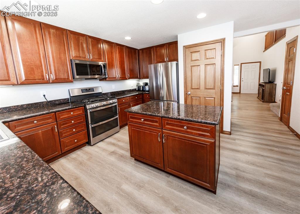 Image 14 of 50: Kitchen