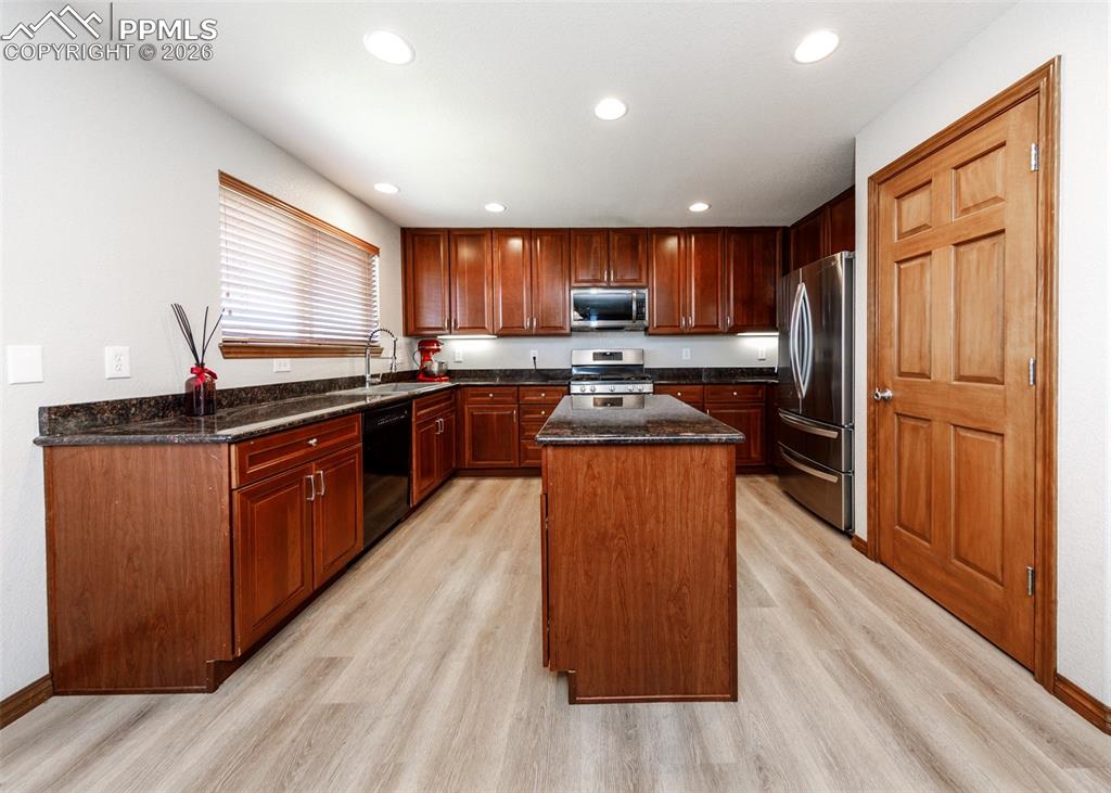 Image 15 of 50: Kitchen