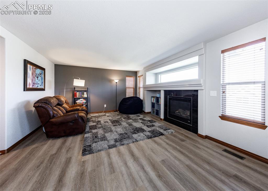 Image 18 of 50: Living Room