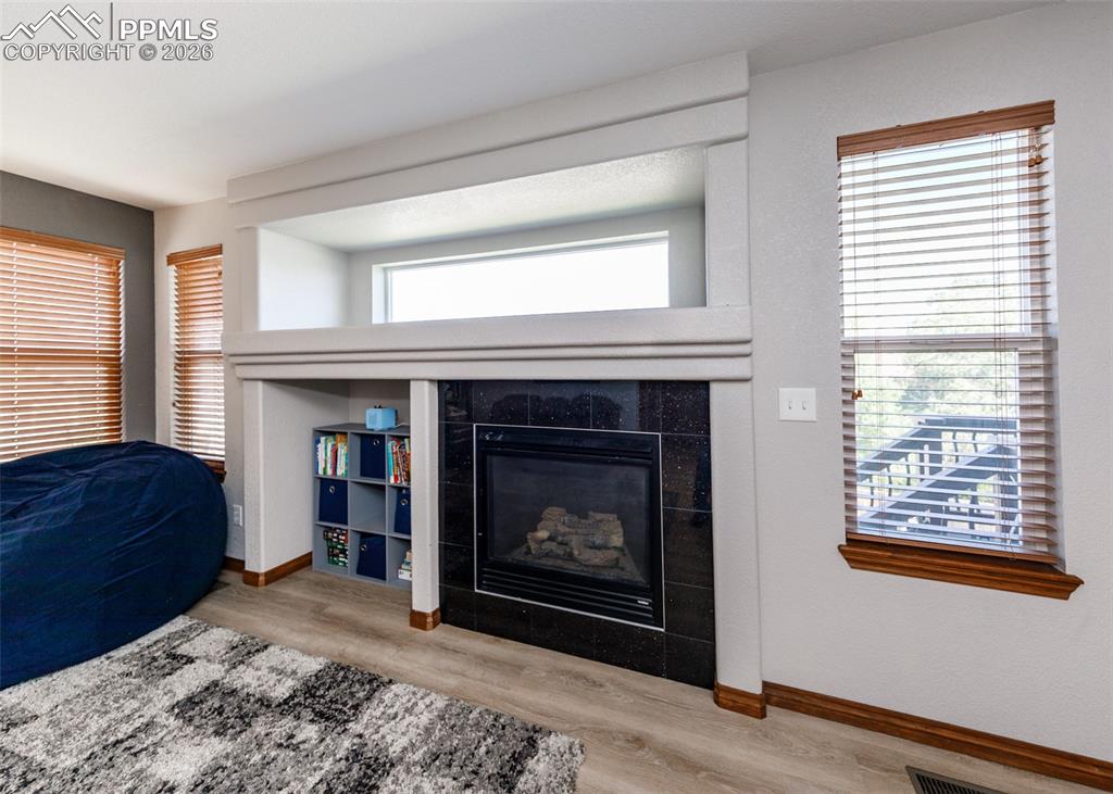 Image 19 of 50: Living Room