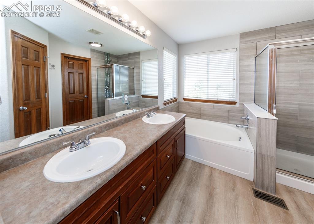 Image 27 of 50: Bathroom