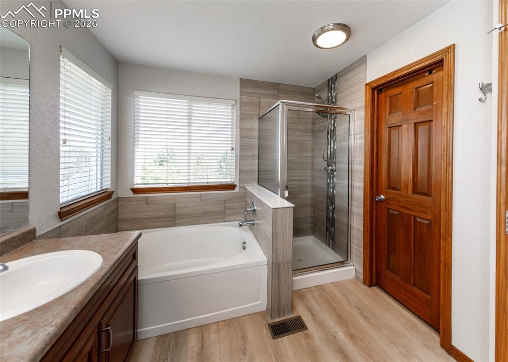 Image 28 of 50: Bathroom