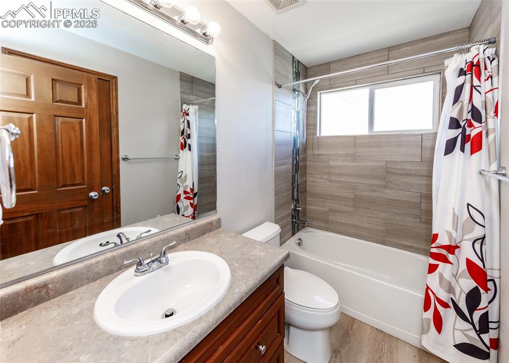 Image 33 of 50: Bathroom