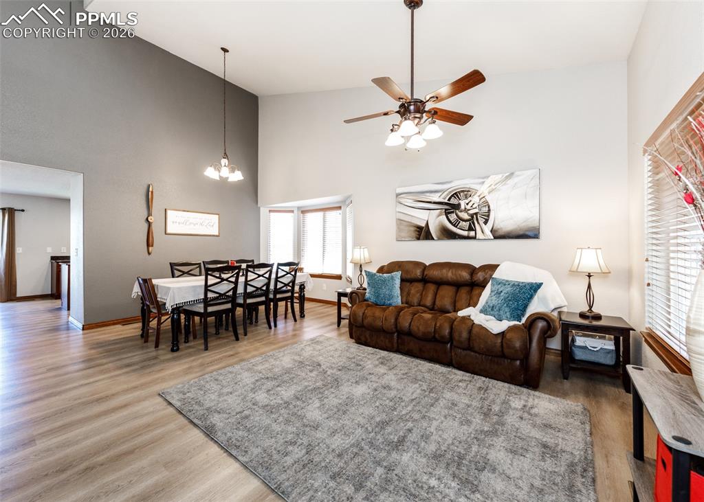 Image 7 of 50: Living Room