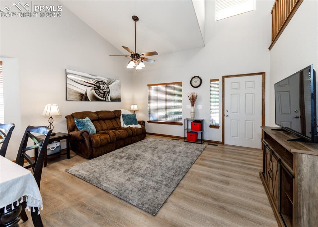 Image 8 of 50: Living Room