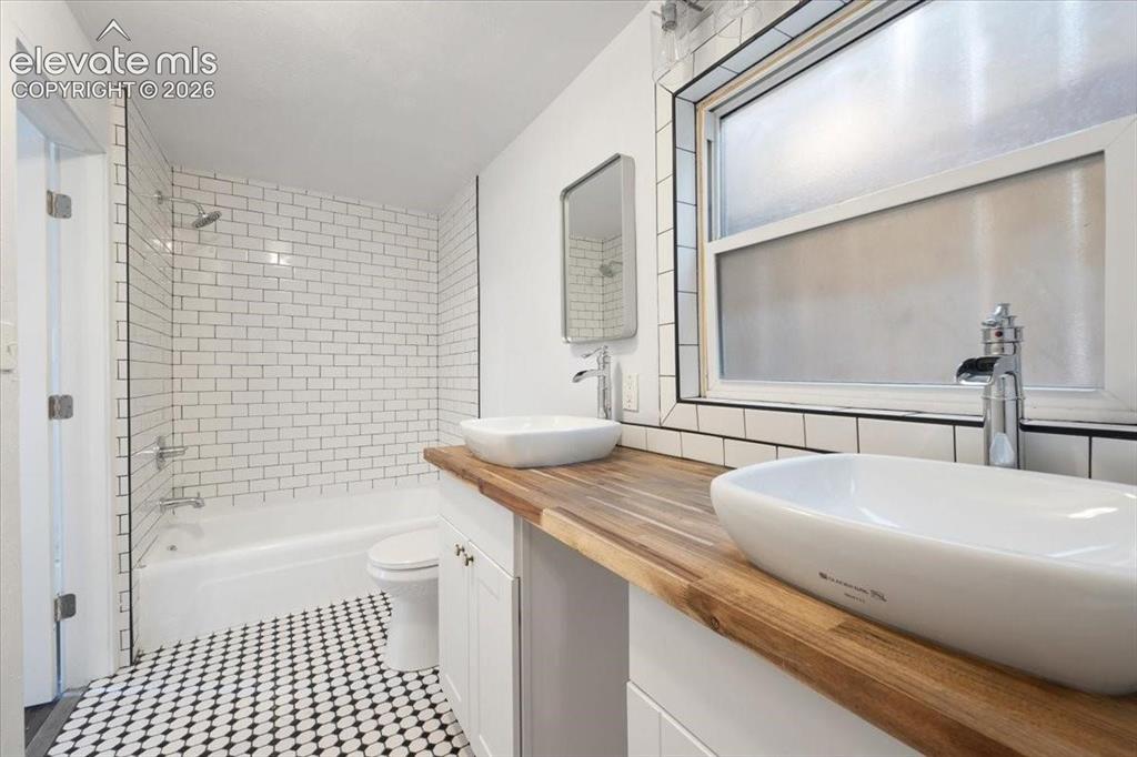 Image 11 of 39: Cottage 2 - crisp bath