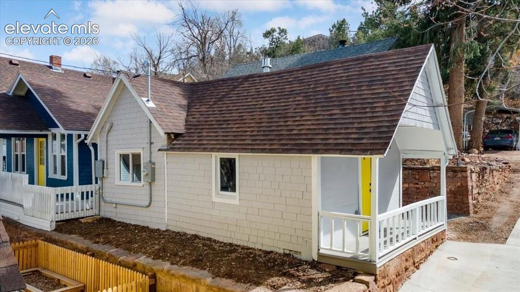 Image 27 of 39: Cottage 4 - 1 bedroom, 1 bath with a 1040s theme