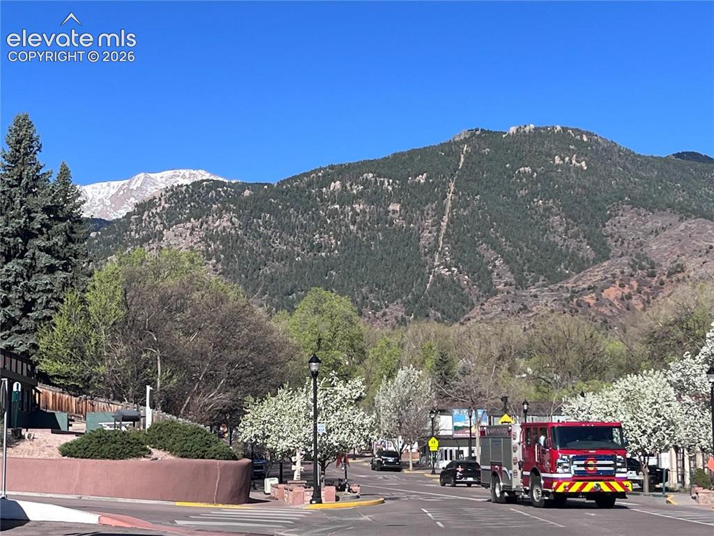 Image 37 of 39: The Crosby Cottages are on the way to The Manitou Springs Incline