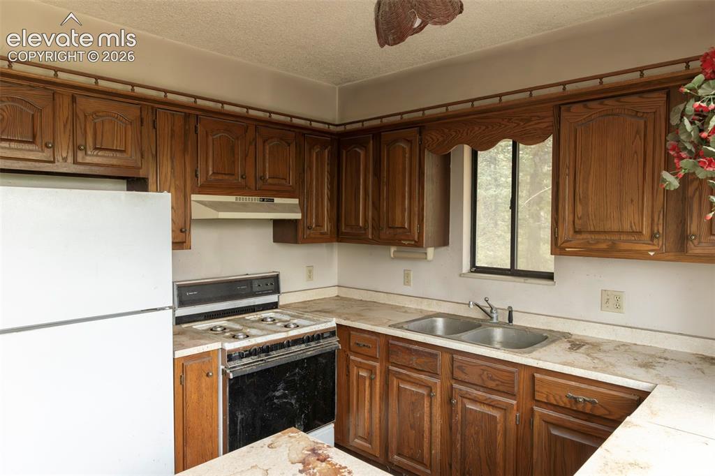 Image 4 of 14: Kitchen
