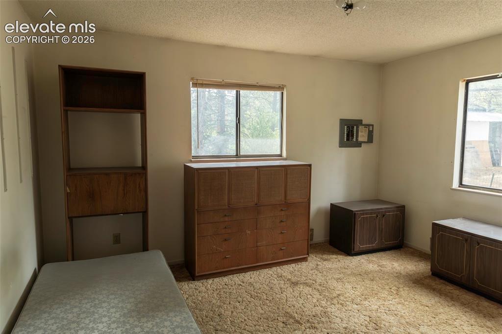 Image 7 of 14: Bedroom