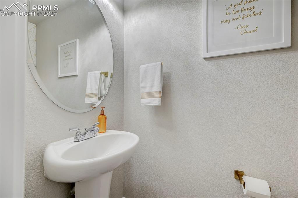 Image 15 of 39: Bathroom
