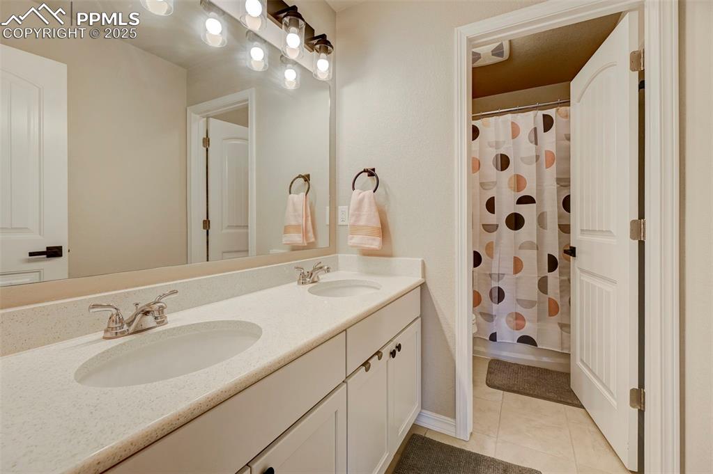 Image 32 of 39: Bathroom