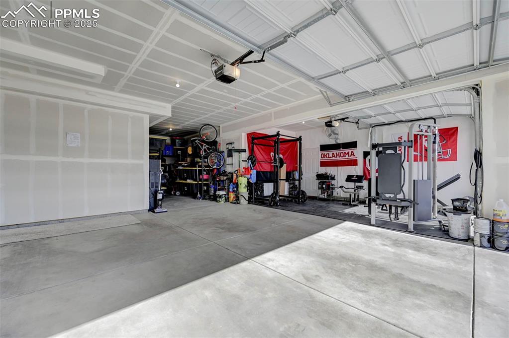 Image 33 of 39: Garage