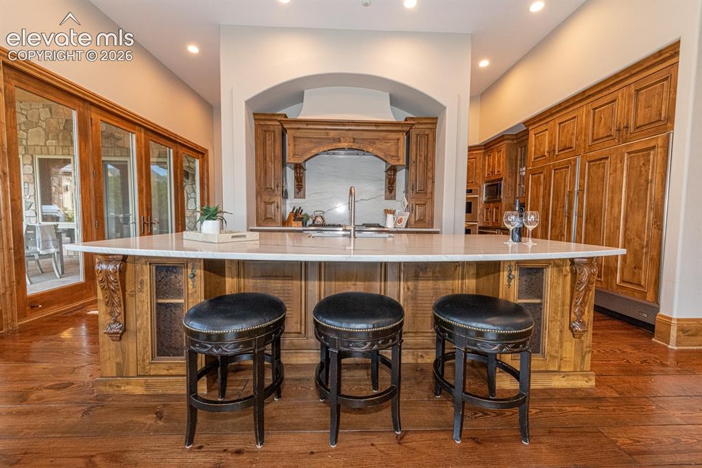 Image 10 of 50: Large kitchen island