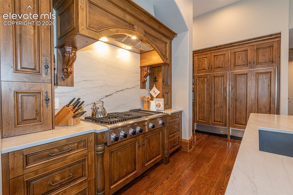 Image 11 of 50: Thermador gas cooktop with hood vent