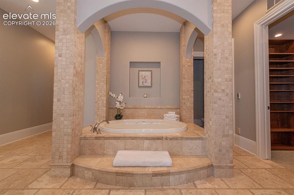 Image 25 of 50: Primary jetted soaking tub