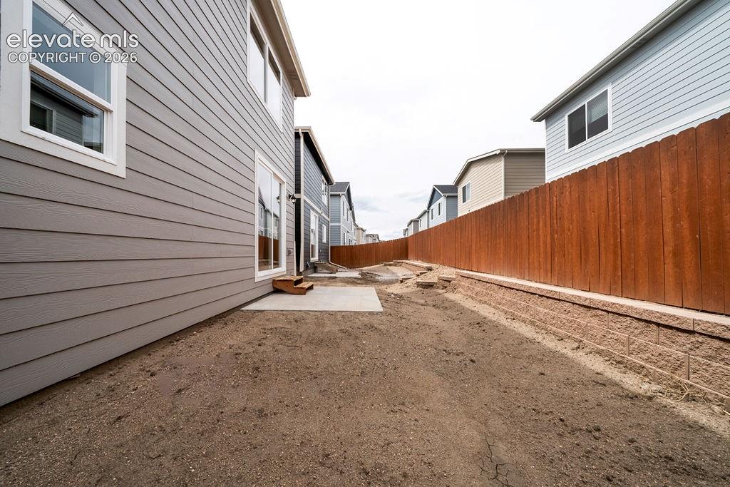 Image 4 of 33: Yard