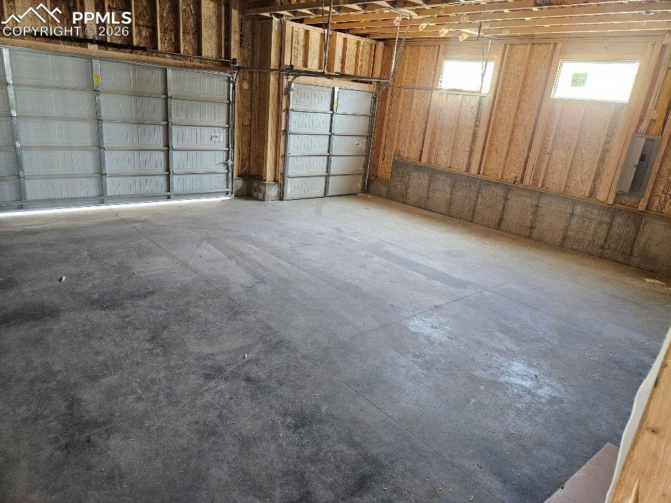 Image 12 of 15: Garage