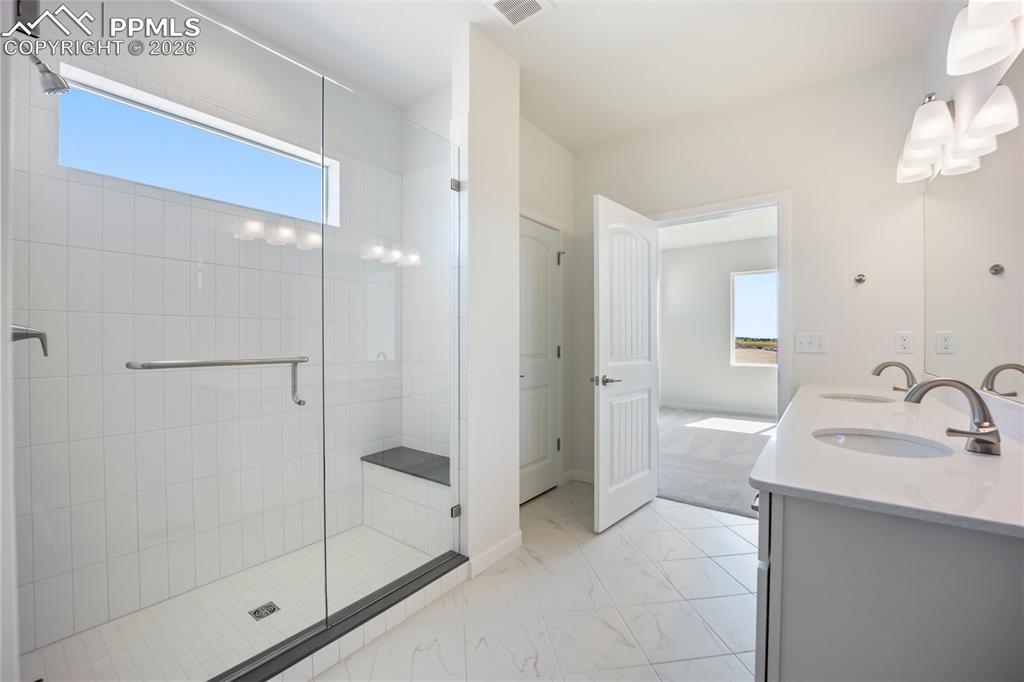 Image 7 of 15: Similar model in photo, may not have the same selections.