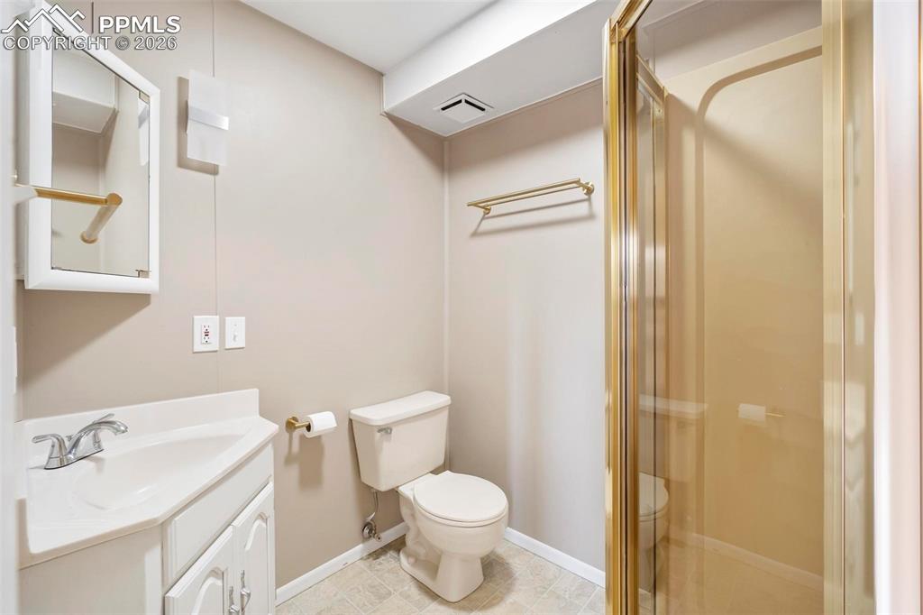 Image 19 of 25: Bathroom