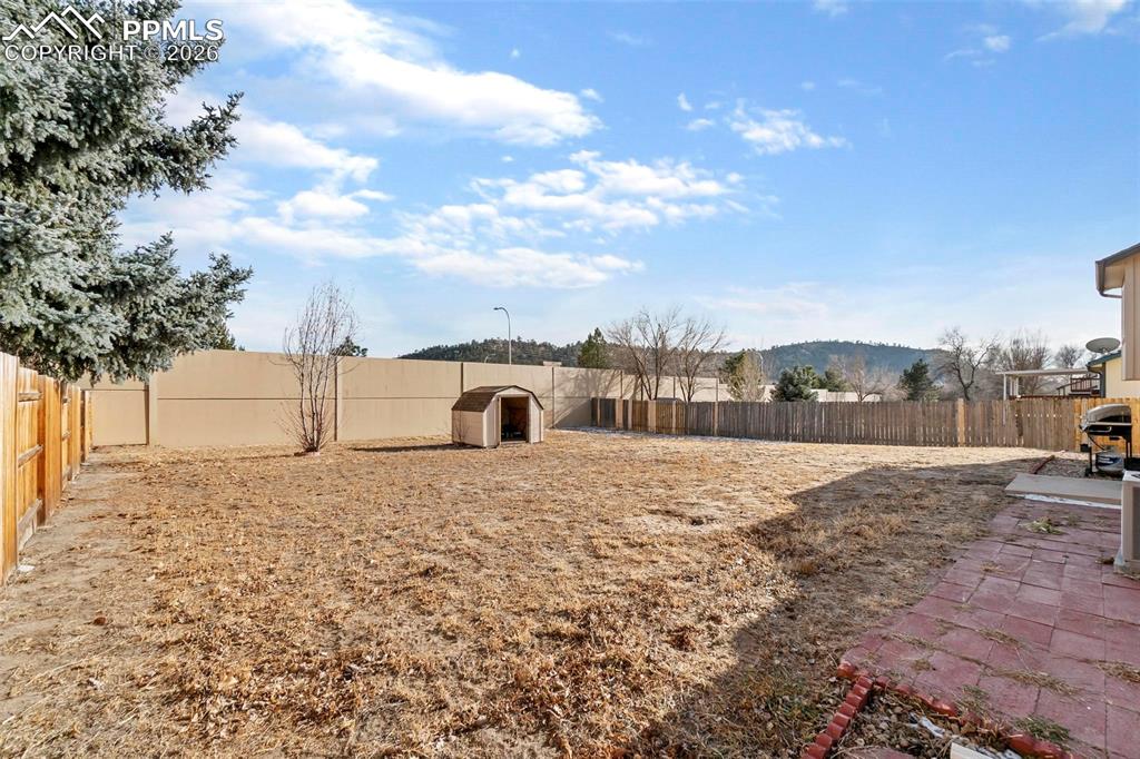 Image 21 of 25: Yard