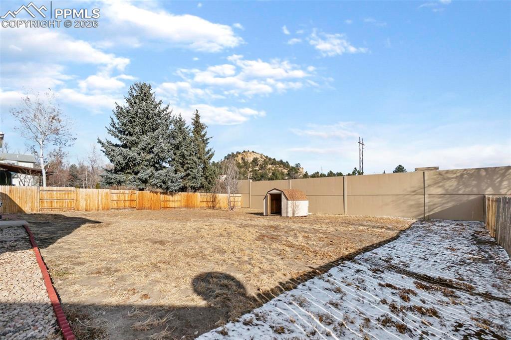 Image 23 of 25: Yard