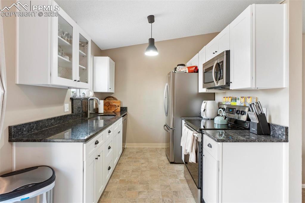 Image 7 of 25: Kitchen