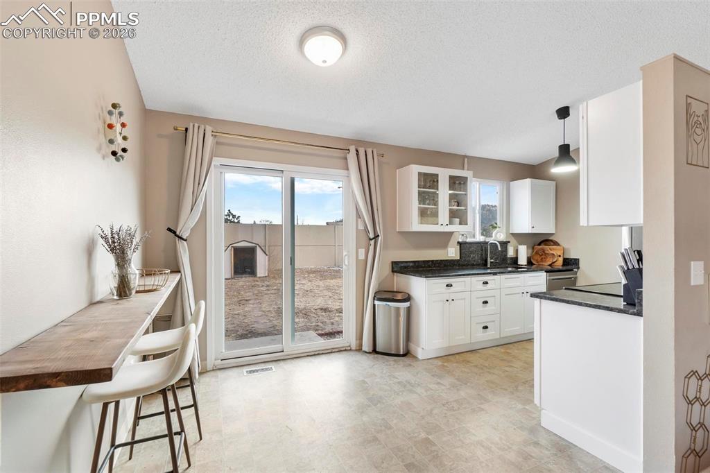 Image 8 of 25: Kitchen