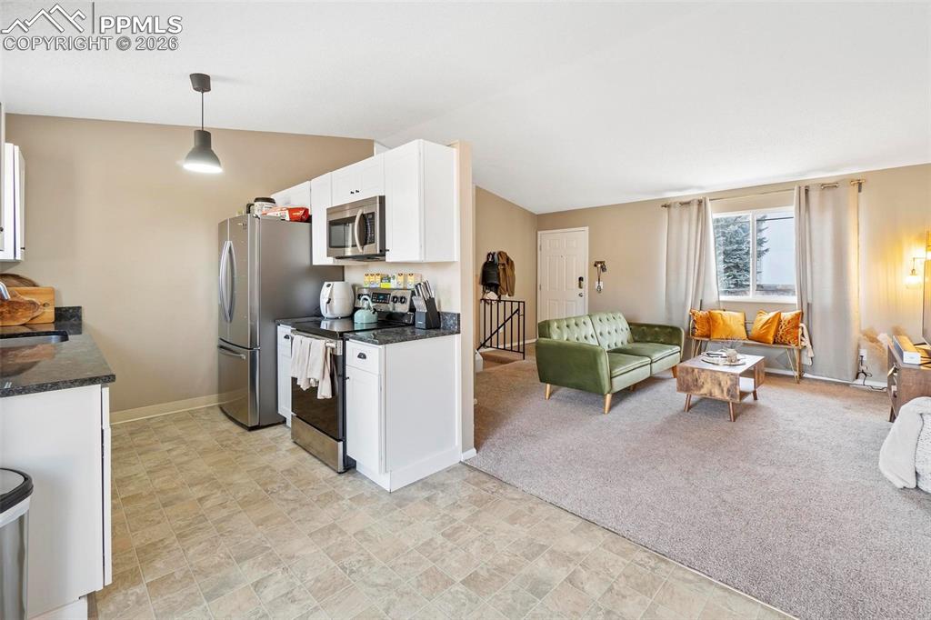 Image 9 of 25: Kitchen