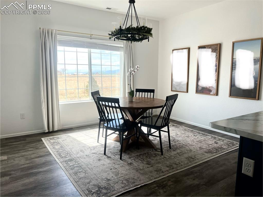 Image 11 of 40: Dining Area