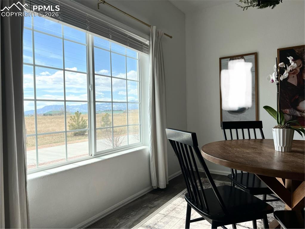 Image 12 of 40: Dining Area