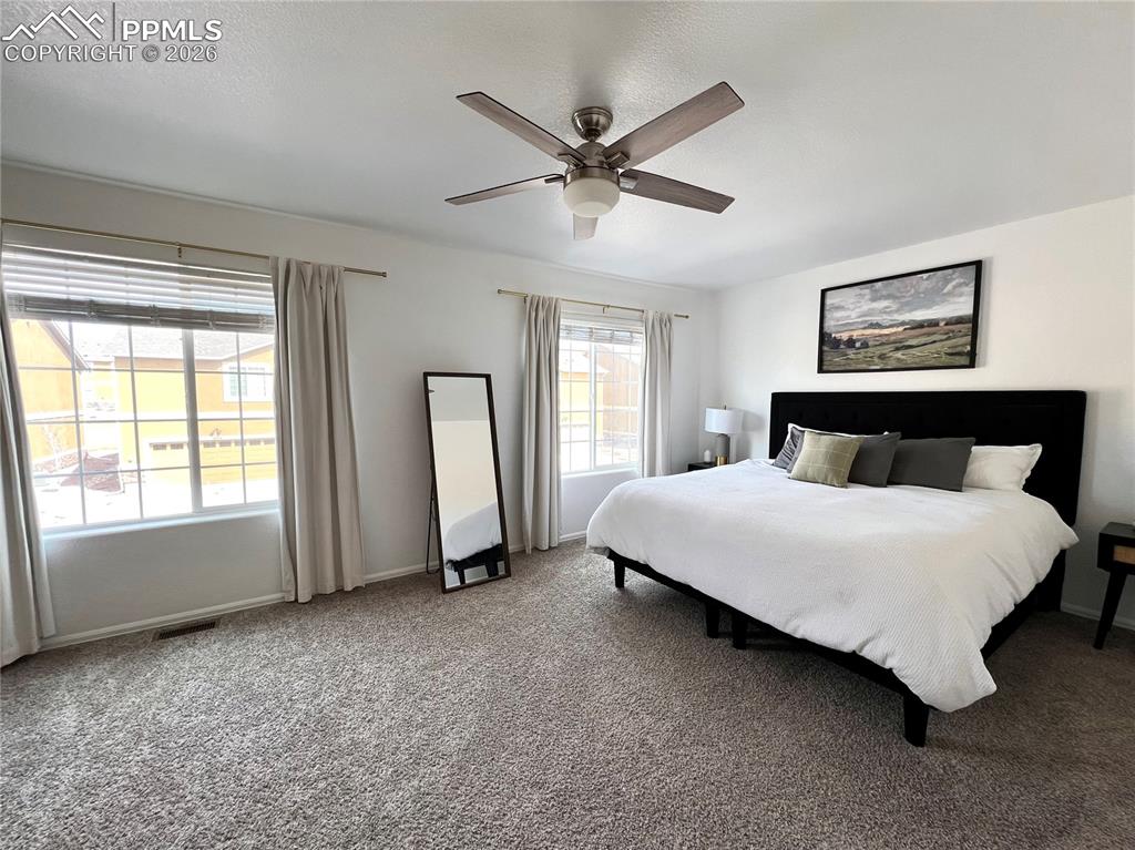 Image 25 of 40: Bedroom