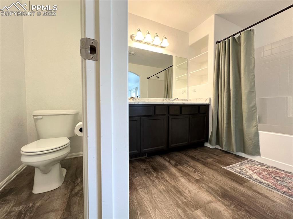 Image 28 of 40: Bathroom