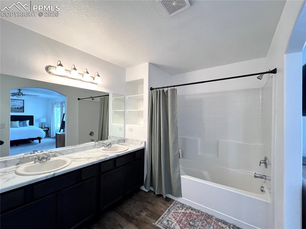 Image 29 of 40: Bathroom