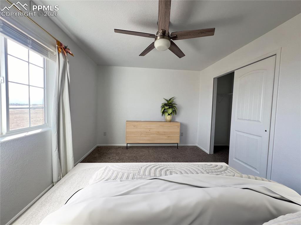 Image 32 of 40: Bedroom