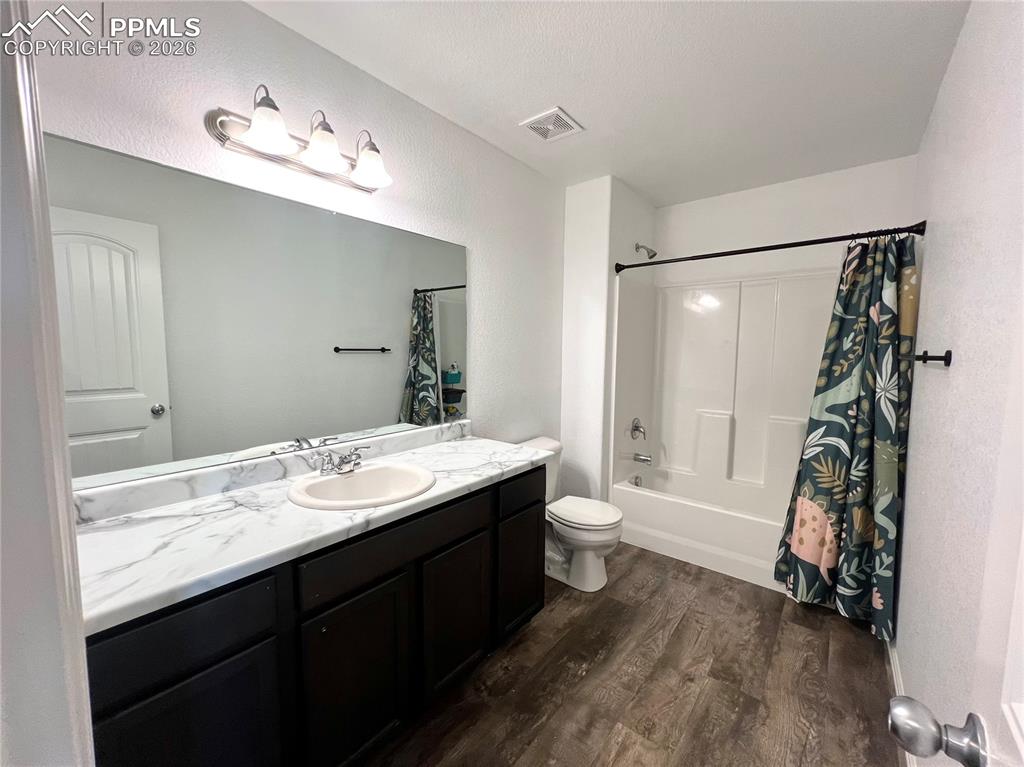 Image 37 of 40: Bathroom