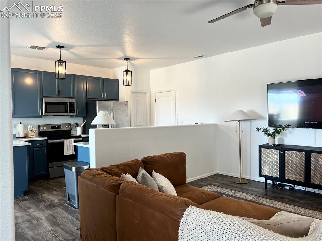 Image 5 of 40: Living Room