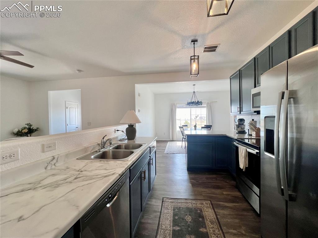 Image 8 of 40: Kitchen