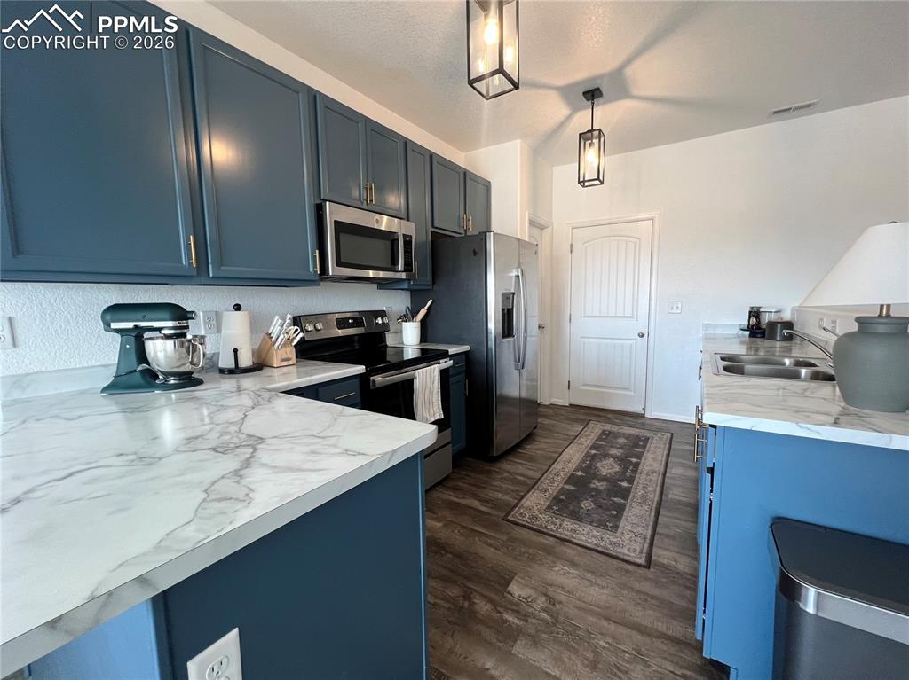 Image 9 of 40: Kitchen