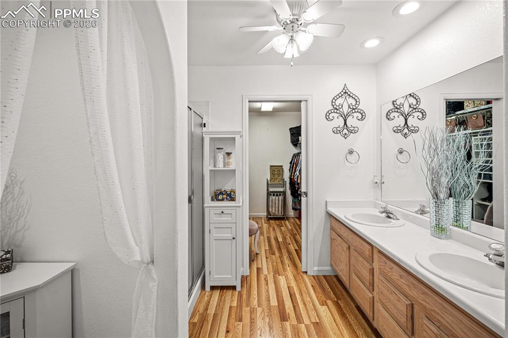 Image 17 of 42: Bathroom